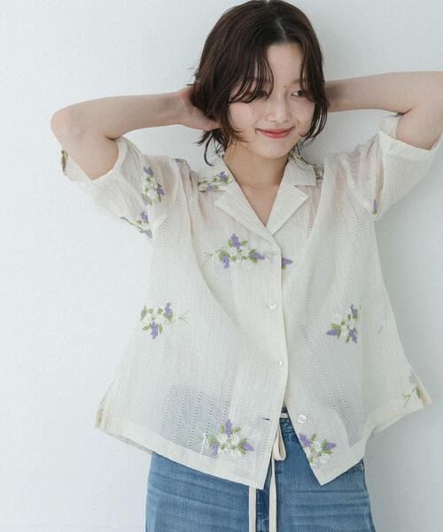 URBAN RESEARCH Sonny Label(アーバンリサーチサニーレーベル)の「フラワー刺繍ジャガードシャツ(シャツ/ブラウス・レディース・ベージュ/ブラック/オフホワイト・FREE)」の4枚目の写真