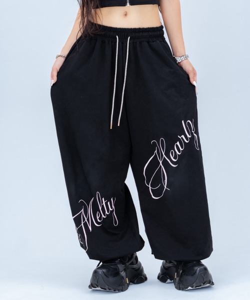 INTER FACTORY(インターファクトリー)の「AIRI ストーンコード刺繍スウェットパンツ(その他パンツ・レディース・グレー/ブラック・FREE)」の3枚目の写真