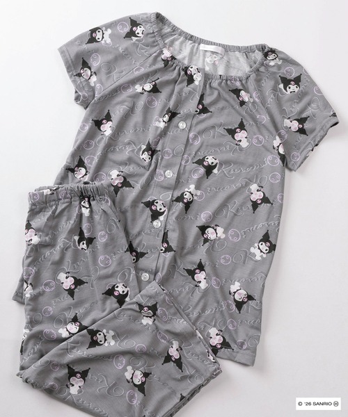 sanrio(サンリオ)の「【52】【Sanrio/サンリオ】マイメロディ クロミ 総柄 ルームウェア/パジャマ/ナイトウェア/半袖スモック&クロップドパンツ/セットアップ/2点セット/レディース(ルームウェア/パジャマ・レディース・ピンク系その他/グレー/サックスブルー/ピンク・M/L)」の2枚目の写真