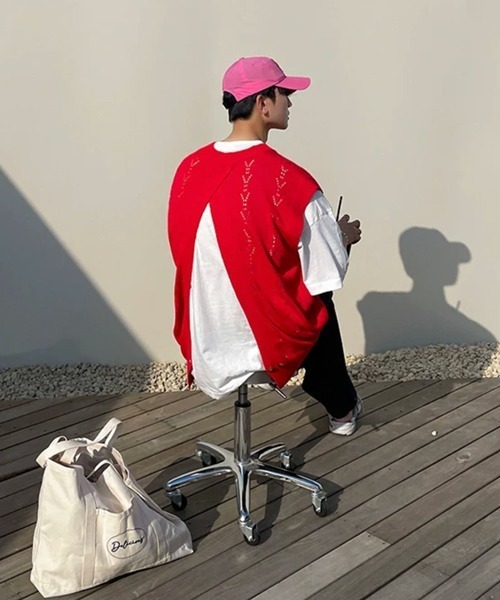 NOWLE（ノウル）の「【NOWLE】バックボタン スリットアレンジ 透かし編み ニットベスト / ルーズシルエット Vネック ジレ（ベスト・メンズ・ブラック/レッド・FREE）」の17枚目の写真