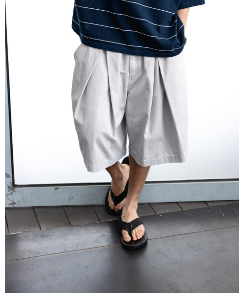 ANGLAN(アングラン)の「Cross Pleated Chino Half Pants - Light Grey(その他パンツ・メンズ・その他・ONE SIZE)」の4枚目の写真