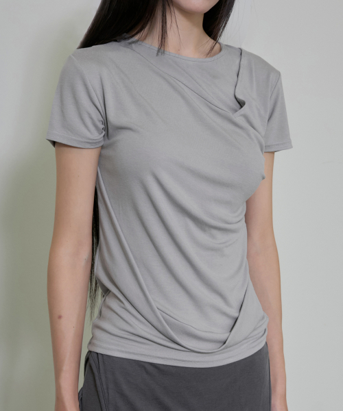 FLAREUP（フレアアップ）の「Asymmetrical Draped T-Shirt (FL-147_Gray)（Tシャツ/カットソー・レディース・ライトグレー・OS）」の7枚目の写真