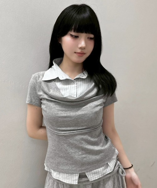 Never mind the XU / Chikashitsu+（ネバーマインド ザ エックスユー / チカシツプラス）の「【nmtc+】Layered Draped Shirring Shirt Top / 【エヌエムティーシープラス】レイヤードドレープシャーリング半袖シャツトップス（シャツ/ブラウス・レディース・グレー/チャコール・ONE SIZE）」の7枚目の写真