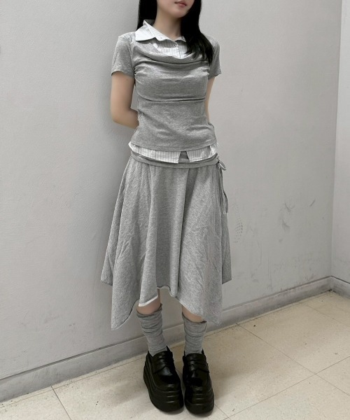 Never mind the XU / Chikashitsu+（ネバーマインド ザ エックスユー / チカシツプラス）の「【nmtc+】Layered Draped Shirring Shirt Top / 【エヌエムティーシープラス】レイヤードドレープシャーリング半袖シャツトップス（シャツ/ブラウス・レディース・グレー/チャコール・ONE SIZE）」の3枚目の写真