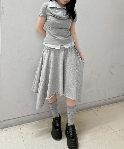 Never mind the XU / Chikashitsu+（ネバーマインド ザ エックスユー / チカシツプラス）の「【nmtc+】Layered Draped Shirring Shirt Top / 【エヌエムティーシープラス】レイヤードドレープシャーリング半袖シャツトップス（シャツ/ブラウス・レディース・グレー/チャコール・ONE SIZE）」の4枚目の写真