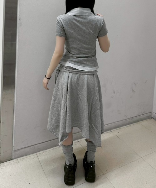 Never mind the XU / Chikashitsu+（ネバーマインド ザ エックスユー / チカシツプラス）の「【nmtc+】Layered Draped Shirring Shirt Top / 【エヌエムティーシープラス】レイヤードドレープシャーリング半袖シャツトップス（シャツ/ブラウス・レディース・グレー/チャコール・ONE SIZE）」の5枚目の写真