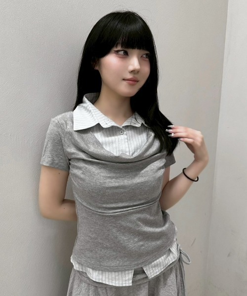 Never mind the XU / Chikashitsu+（ネバーマインド ザ エックスユー / チカシツプラス）の「【nmtc+】Layered Draped Shirring Shirt Top / 【エヌエムティーシープラス】レイヤードドレープシャーリング半袖シャツトップス（シャツ/ブラウス・レディース・グレー/チャコール・ONE SIZE）」の6枚目の写真