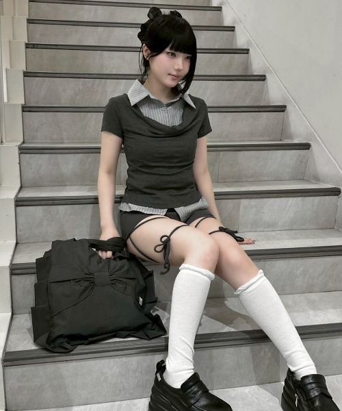 Never mind the XU / Chikashitsu+（ネバーマインド ザ エックスユー / チカシツプラス）の「【nmtc+】Layered Draped Shirring Shirt Top / 【エヌエムティーシープラス】レイヤードドレープシャーリング半袖シャツトップス（シャツ/ブラウス・レディース・グレー/チャコール・ONE SIZE）」の20枚目の写真