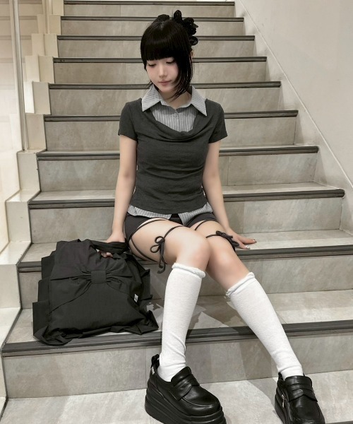 Never mind the XU / Chikashitsu+（ネバーマインド ザ エックスユー / チカシツプラス）の「【nmtc+】Layered Draped Shirring Shirt Top / 【エヌエムティーシープラス】レイヤードドレープシャーリング半袖シャツトップス（シャツ/ブラウス・レディース・グレー/チャコール・ONE SIZE）」の19枚目の写真
