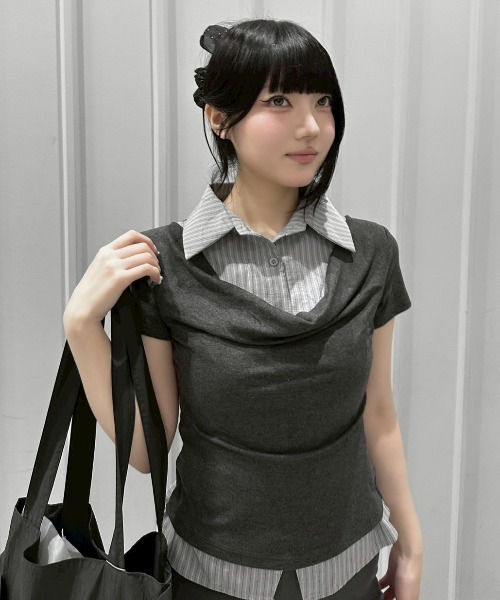 Never mind the XU / Chikashitsu+（ネバーマインド ザ エックスユー / チカシツプラス）の「【nmtc+】Layered Draped Shirring Shirt Top / 【エヌエムティーシープラス】レイヤードドレープシャーリング半袖シャツトップス（シャツ/ブラウス・レディース・グレー/チャコール・ONE SIZE）」の21枚目の写真