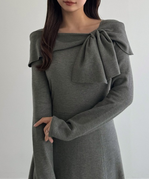 CENEA(セネア)の「オフショル風リボンニットワンピース(ワンピース・レディース・ボルドー/ネイビー/チャコール/ブラック/モカ・SMALL/LARGE/MEDIUM)」の11枚目の写真