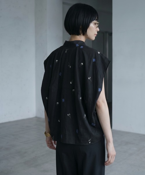 STYLE DELI（スタイルデリ）の「【BLK001】配色刺繍ランタンノースリシャツ（シャツ/ブラウス・レディース・ブラック・FREE）」の4枚目の写真