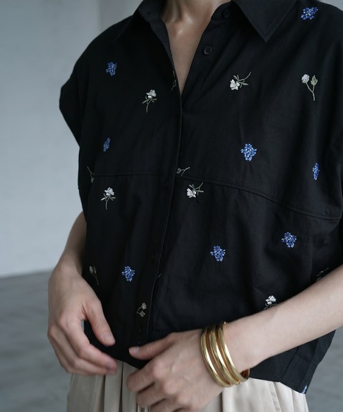 STYLE DELI（スタイルデリ）の「【BLK001】配色刺繍ランタンノースリシャツ（シャツ/ブラウス・レディース・ブラック・FREE）」の5枚目の写真