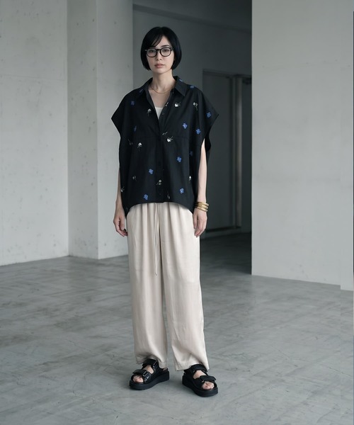 STYLE DELI（スタイルデリ）の「【BLK001】配色刺繍ランタンノースリシャツ（シャツ/ブラウス・レディース・ブラック・FREE）」の6枚目の写真