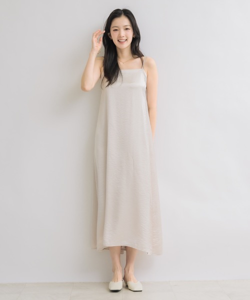 NEUNA（ヌナ）の「【体型カバーが叶うシルエット◎】ワッシャーサテンフレアキャミワンピース（ワンピース・レディース・アイボリー/ブラック/ライトブルー・FREE）」の2枚目の写真