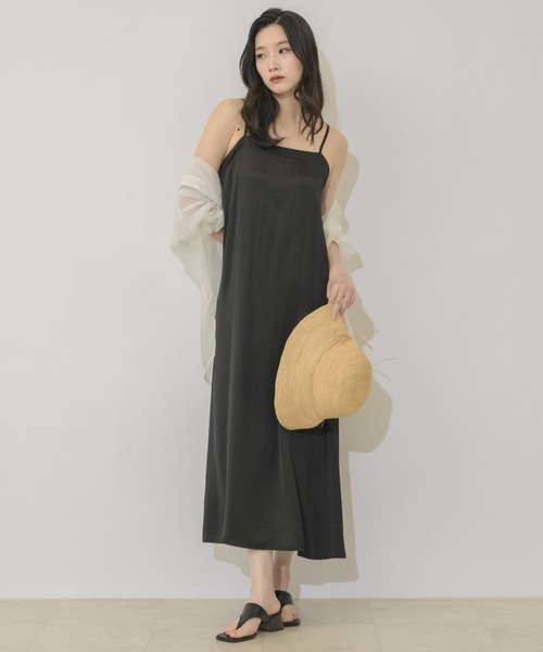 NEUNA（ヌナ）の「【体型カバーが叶うシルエット◎】ワッシャーサテンフレアキャミワンピース（ワンピース・レディース・アイボリー/ブラック/ライトブルー・FREE）」の4枚目の写真