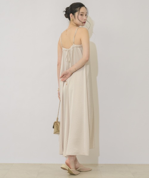 NEUNA（ヌナ）の「【体型カバーが叶うシルエット◎】ワッシャーサテンフレアキャミワンピース（ワンピース・レディース・アイボリー/ブラック/ライトブルー・FREE）」の10枚目の写真