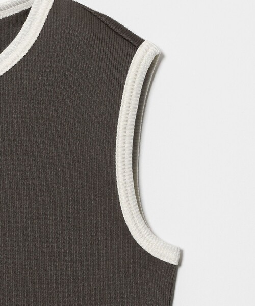 UNITED ARROWS(ユナイテッドアローズ)の「リブ バイカラーパイピング ノースリーブ Tシャツ(タンクトップ・レディース・ベージュ/ワイン/ネイビー/オフホワイト/ダークグレー・FREE)」の6枚目の写真