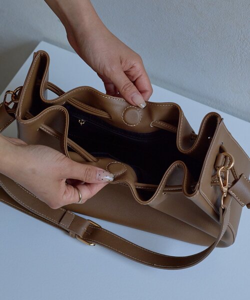 Thevon(ゼボン)の「【Mayu企画】マロンギャザーBAG(トートバッグ・レディース・ブラウン・FREE)」の8枚目の写真