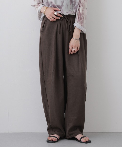 laulea(ラウレア)の「laulea 合繊ピーチツイルバルレレッグ(その他パンツ・レディース・ブラック/ダークブラウン/キナリ/カーキ/モカ/ベージュ・M)」の1枚目の写真