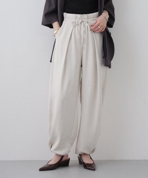 laulea(ラウレア)の「laulea 合繊ピーチツイルバルレレッグ(その他パンツ・レディース・ブラック/ダークブラウン/キナリ/カーキ/モカ/ベージュ・M)」の2枚目の写真