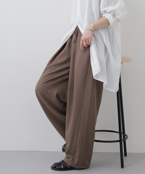 laulea(ラウレア)の「laulea 合繊ピーチツイルバルレレッグ(その他パンツ・レディース・ブラック/ダークブラウン/キナリ/カーキ/モカ/ベージュ・M)」の4枚目の写真