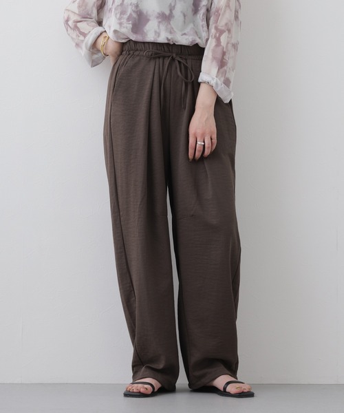 laulea(ラウレア)の「laulea 合繊ピーチツイルバルレレッグ(その他パンツ・レディース・ブラック/ダークブラウン/キナリ/カーキ/モカ/ベージュ・M)」の21枚目の写真
