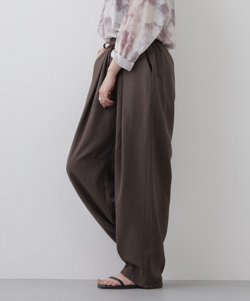 laulea(ラウレア)の「laulea 合繊ピーチツイルバルレレッグ(その他パンツ・レディース・ブラック/ダークブラウン/キナリ/カーキ/モカ/ベージュ・M)」の22枚目の写真