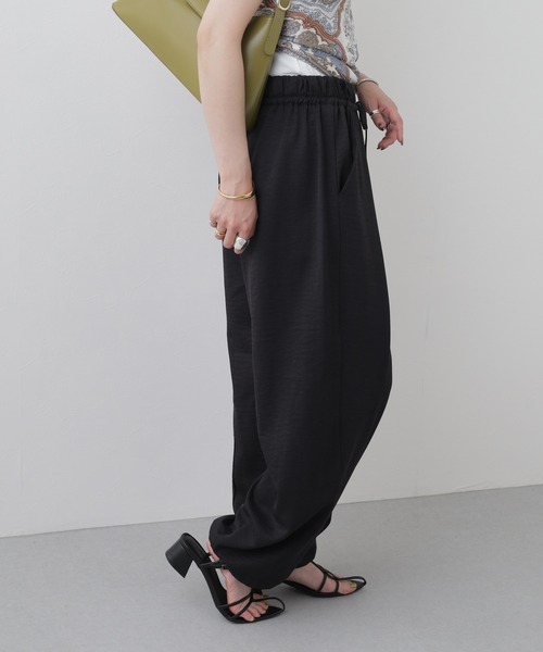 laulea(ラウレア)の「laulea 合繊ピーチツイルバルレレッグ(その他パンツ・レディース・ブラック/ダークブラウン/キナリ/カーキ/モカ/ベージュ・M)」の13枚目の写真