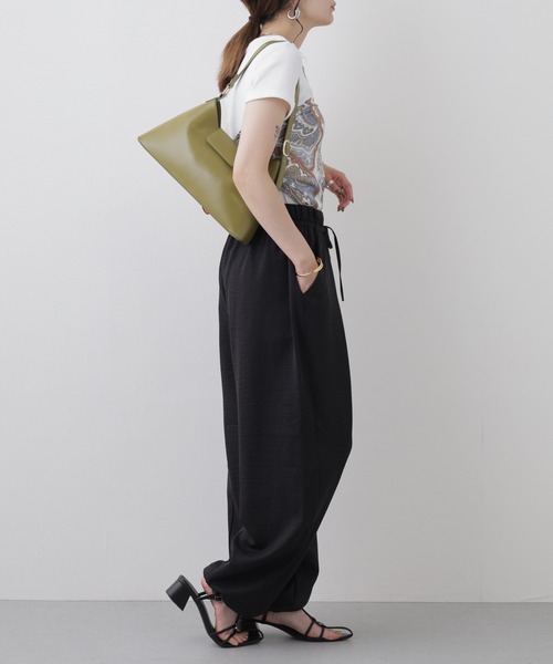 laulea(ラウレア)の「laulea 合繊ピーチツイルバルレレッグ(その他パンツ・レディース・ブラック/ダークブラウン/キナリ/カーキ/モカ/ベージュ・M)」の15枚目の写真