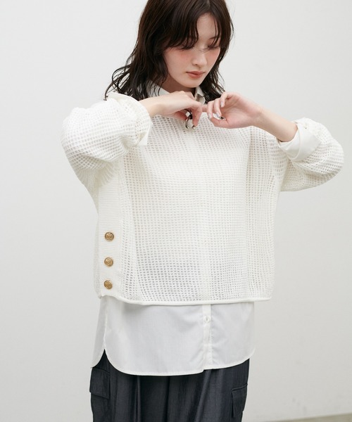 LARUTA(ラルータ)の「【LARUTA】メッシュ金釦サイド開きニットプルオーバー(ニット/セーター・レディース・オフホワイト/ネイビー/レッド/ベージュ・FREE)」の5枚目の写真