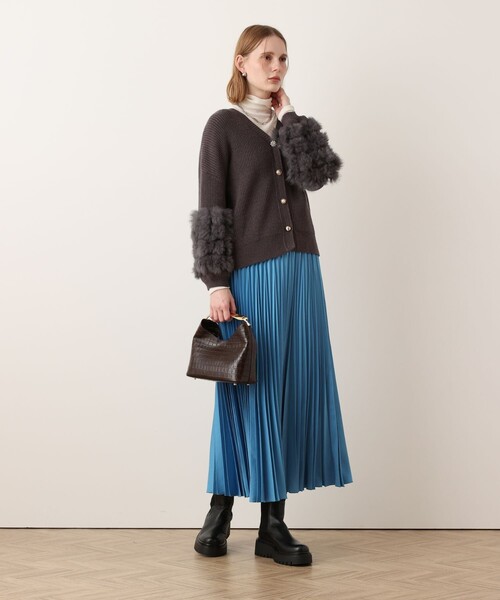 allureville(アルアバイル)の「サテンアコーディオンプリーツスカート(スカート・レディース・ブラック/ブルー・2/1)」の11枚目の写真