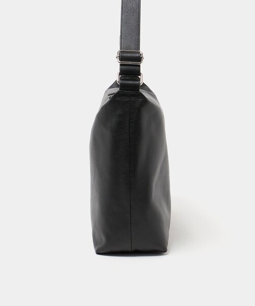 A DAY IN THE LIFE UNITED ARROWS(アデイインザライフユナイテッドアローズ)の「シュリンクレザー ショルダーバッグ<A DAY IN THE LIFE>(ショルダーバッグ・メンズ・ブラック・FREE)」の3枚目の写真