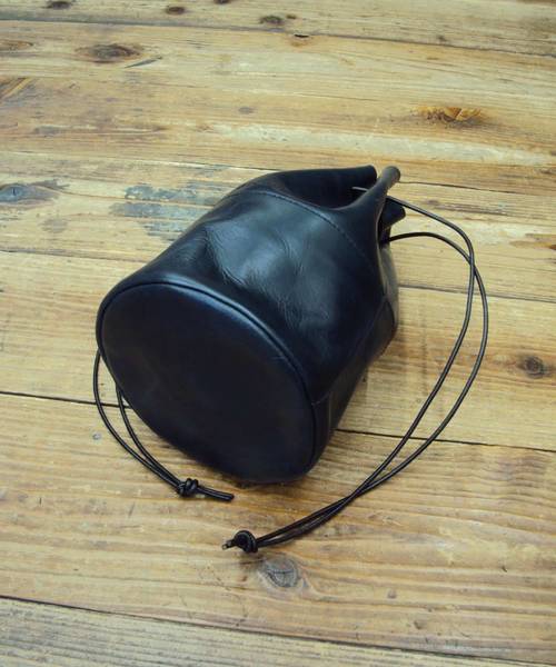 BICASH（ビカーシ）の「【BICASH/ビカーシ】レザー巾着バッグ/#B842（ショルダーバッグ・メンズ・ブラック/ダークブラウン/ネイビー/ブラウン/レッド/グリーン/アイボリー/オフホワイト/ホワイト/タン/グレー/ダークネイビー/シルバー・FREE/SMALL）」の17枚目の写真