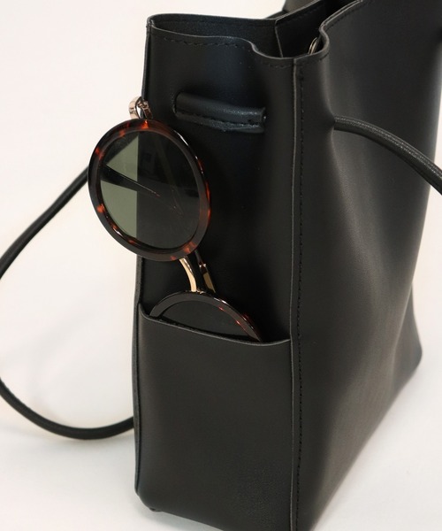 OSYAREVO(オシャレボ)の「フェイクレザー スクエアトートバッグ(トートバッグ・レディース・ホワイト/ブラック/ベージュ/クリーム/キャメル・FREE)」の13枚目の写真