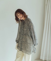 木漏れ日に光るシアードレスシャツ