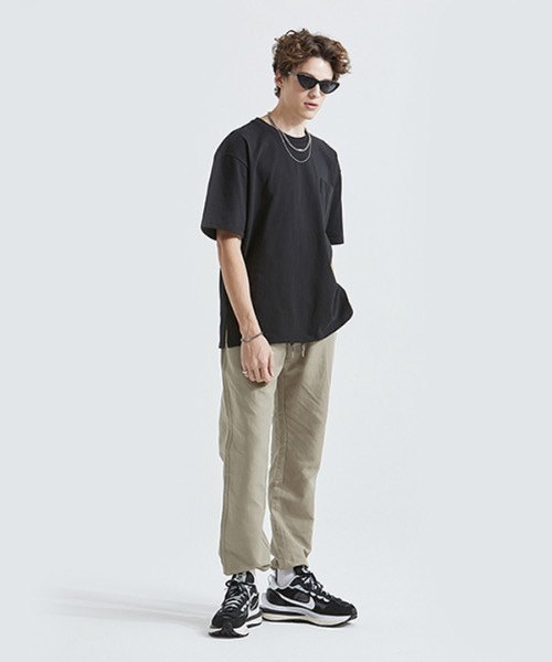 AT THE MOMENT(アットザモーメント)の「【AT THE MOMENT 】ビッグポケット オーバーサイズティーシャツ / Big Pocket Oversized T-shirt(Tシャツ/カットソー・メンズ・ホワイト/ブラック/ベージュ/ブルーグレー・MEDIUM/LARGE)」の14枚目の写真