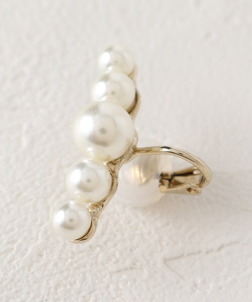 SHOO・LA・RUE（シューラルー）の「◆フェイクパール5粒イヤーカフ（イヤリング・レディース・ゴールド・00）」の2枚目の写真