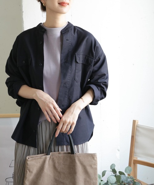 URBAN RESEARCH DOORS（アーバンリサーチドアーズ）の「コットンミリタリースタンドシャツ（シャツ/ブラウス・レディース・カーキ/ネイビー・ONE）」の2枚目の写真