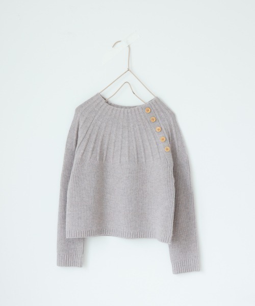 LOWRYS FARM（ローリーズファーム）の「ボタンツキボトルネックニット　218918（ニット/セーター・キッズ・ブラウン/カーキ/アイボリー・110cm/120cm/130cm）」の2枚目の写真