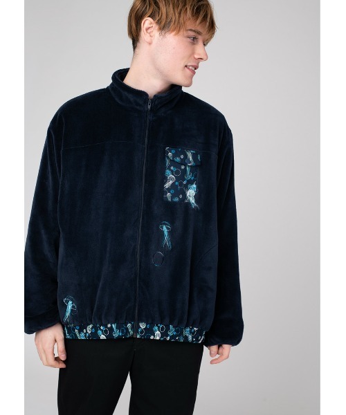 Design Tshirts Store graniph（デザイン　ティーシャツ　ストア　グラニフ）の「ドローイングオブジェリーフィッシュ｜ボアフリースカットアウター（ブルゾン・メンズ・ネイビー・SMALL/MEDIUM/LARGE）」の5枚目の写真