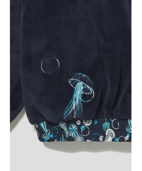 Design Tshirts Store graniph（デザイン　ティーシャツ　ストア　グラニフ）の「ドローイングオブジェリーフィッシュ｜ボアフリースカットアウター（ブルゾン・メンズ・ネイビー・SMALL/MEDIUM/LARGE）」の2枚目の写真