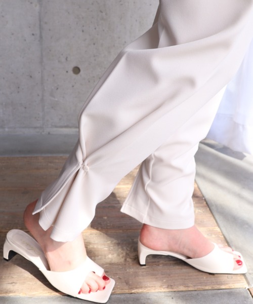 moment+(モーメントプラス)の「2WAYヘム カラージョーゼットツータックワイドスラックスパンツ(その他パンツ・レディース・ブラック/ネイビー/アイボリー/グレイッシュベージュ・M)」の2枚目の写真