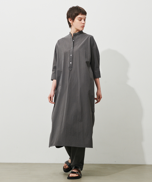 N.O.R.C by the line（ノークバイザライン）の「ナイロンストレッチバンドカラーワンピース（ワンピース・レディース・ブラック/ベージュ/カーキ/ブルー/ダークグレー・S/M/L）」の3枚目の写真