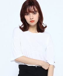 TOMMY HILFIGER | ボーンアウトロゴオープンネックTシャツ(Tシャツ/カットソー)