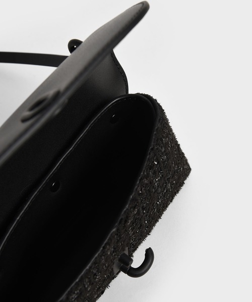 CHARLES & KEITH(チャールズ & キース)の「レン アクリルハンドルフォンポーチ / Wren Acrylic Handle Phone Pouch(ボディバッグ/ウエストポーチ・レディース・グリーン系その他2/ブラック/ブルー系その他3・XS)」の11枚目の写真
