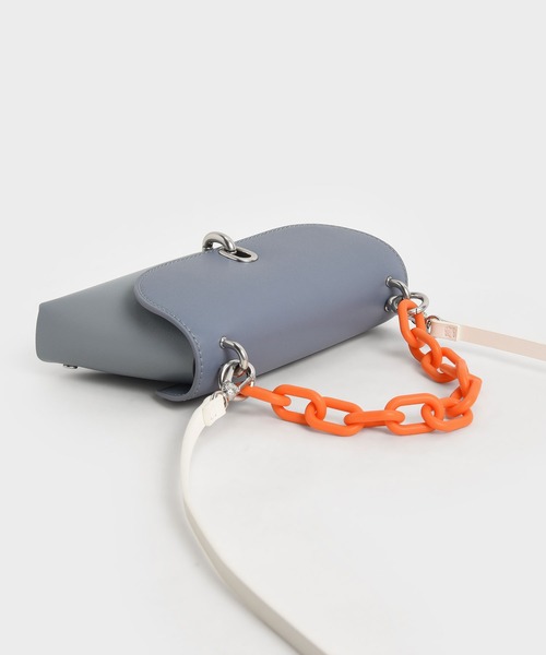 CHARLES & KEITH(チャールズ & キース)の「レン アクリルハンドルフォンポーチ / Wren Acrylic Handle Phone Pouch(ボディバッグ/ウエストポーチ・レディース・グリーン系その他2/ブラック/ブルー系その他3・XS)」の8枚目の写真