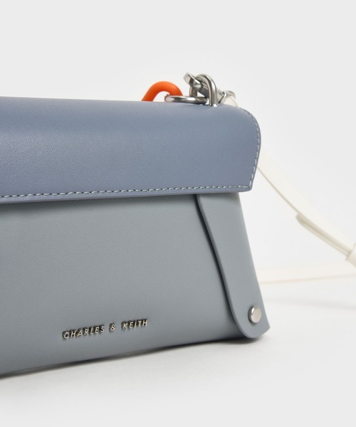 CHARLES & KEITH(チャールズ & キース)の「レン アクリルハンドルフォンポーチ / Wren Acrylic Handle Phone Pouch(ボディバッグ/ウエストポーチ・レディース・グリーン系その他2/ブラック/ブルー系その他3・XS)」の10枚目の写真