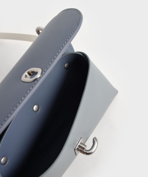 CHARLES & KEITH(チャールズ & キース)の「レン アクリルハンドルフォンポーチ / Wren Acrylic Handle Phone Pouch(ボディバッグ/ウエストポーチ・レディース・グリーン系その他2/ブラック/ブルー系その他3・XS)」の12枚目の写真