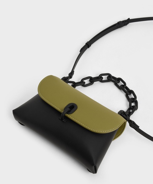 CHARLES & KEITH(チャールズ & キース)の「レン アクリルハンドルフォンポーチ / Wren Acrylic Handle Phone Pouch(ボディバッグ/ウエストポーチ・レディース・グリーン系その他2/ブラック/ブルー系その他3・XS)」の4枚目の写真